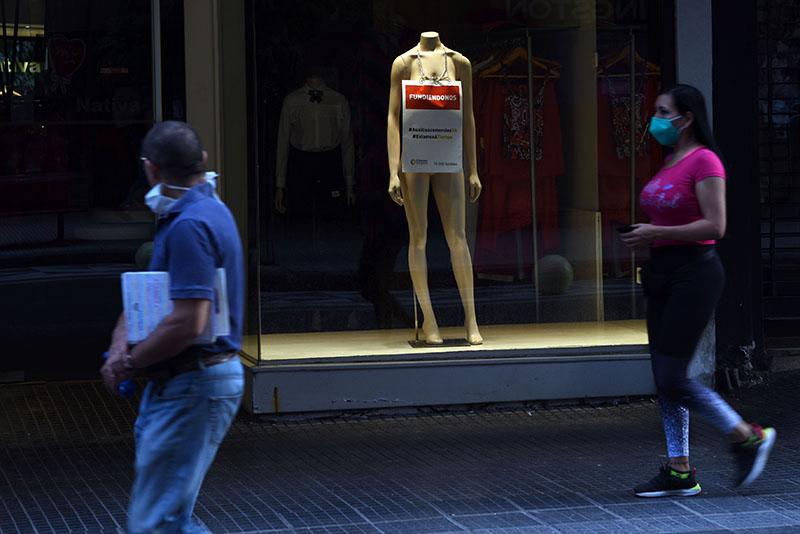EL EFECTO ECONÓMICO. La pandemia generó profundos problemas para los comercios locales. El cartel es contundente: “fundiéndonos”.