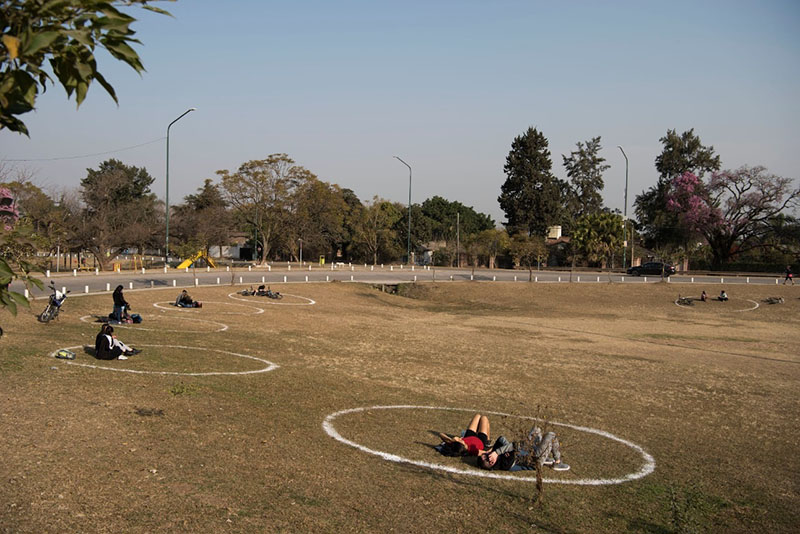 YERBA BUENA. Marcaron círculos en rotondas para mantener la distancia.