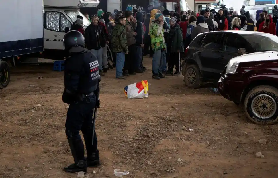 OPERATIVO ANTI COVID. Los Mossos d´Esquadra desalojaron una gran fiesta ilegal en el municipio catalán de Llinars del Vallès.