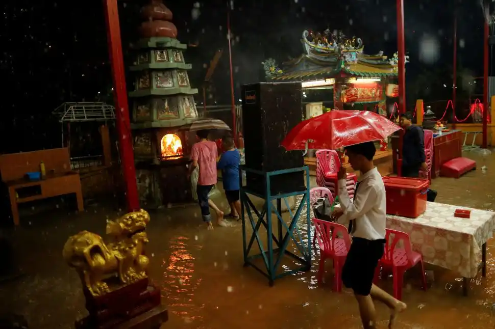 RESTRICCIONES EN TAILANDIA. Bangkok, la capital del país del Sudeste asiático, impuso un confinamiento parcial y ordenó el cierre de bares y discos. 