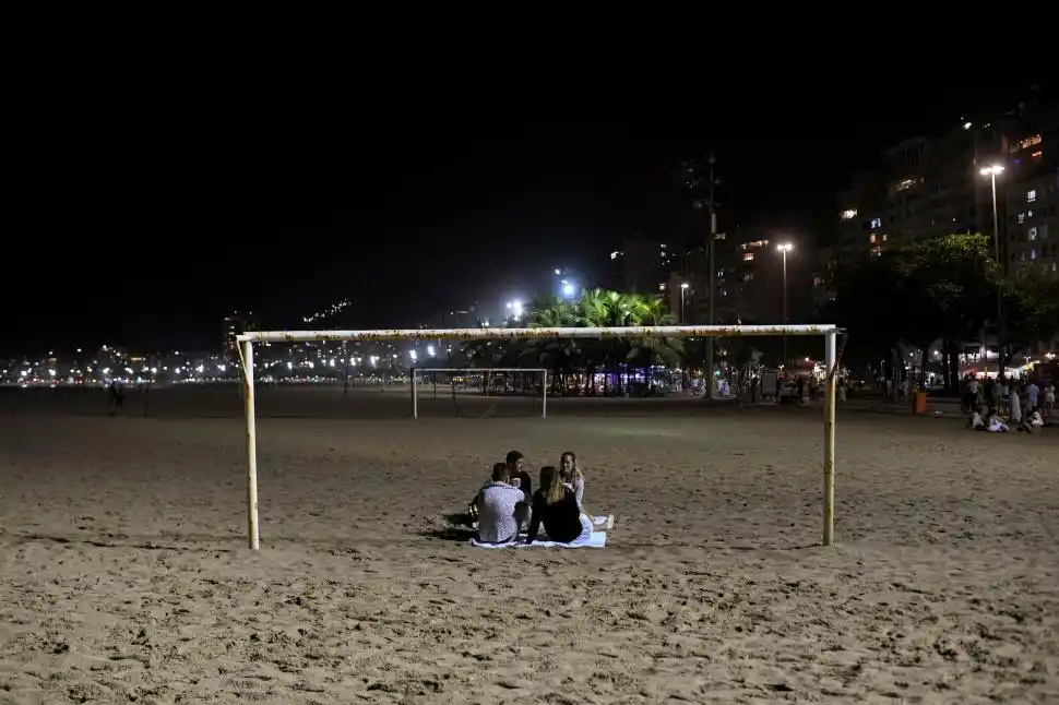 UNA POSTAL INIMAGIBABLE. Reducidos grupos esperaron la llegada del 2021 en la playa carioca de Copacabana, que acostumbra fiestas masivas.
