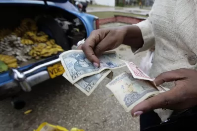 Cuba elimina la doble moneda y la reforma traerá devaluación