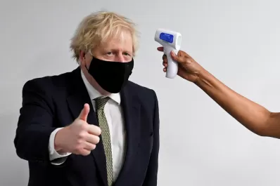 Boris Johnson anuncio el cierre de los colegios por la suba de casos de coronavirus