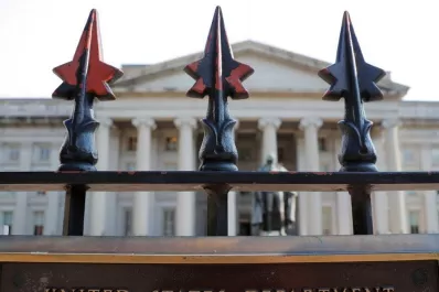 Estados Unidos permite hacer transacciones sólo con Guaidó y bloquea a Maduro