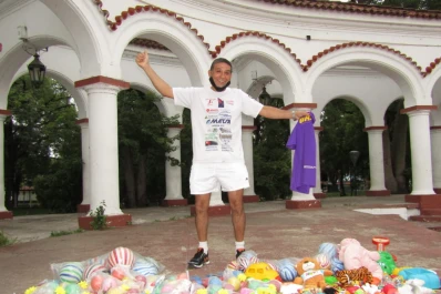Reyes Magos: un maratonista hace una colecta para entregar juguetes en el Hospital de Niños