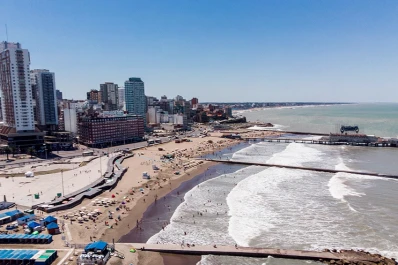 En Mar del Plata cerraron el ingreso a una playa por aglomeración de jóvenes