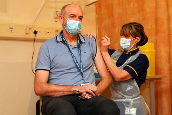 Reino Unido registró 97.329 muertes mientras alcanza un récord diario de vacunación