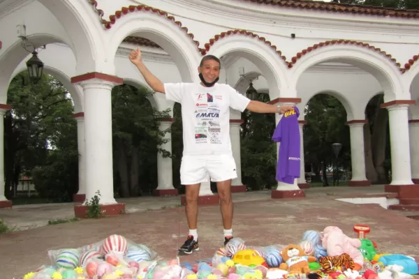 Reyes Magos: un maratonista hace una colecta para entregar juguetes en el Hospital de Niños