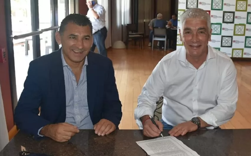 EL GANCHO. De Felippe firmó el contrato acompañado por el presidente Mario Leito. FOTO TOMADA DE TWITTER.COM/ATOFICIAL 