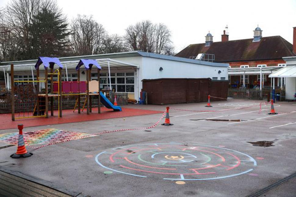  LONDRES. El patio vacío de un jardín de infantes con la demarcación de cómo deben circular los niños para evitar contagiarse de coronavirus.
