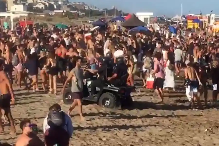  En la playa no cabía un alfiler. La policía tuvo que intervenir para dispersar a los turistas apiñados en un balnerario del sur de Pinamar, partido de la Costa.