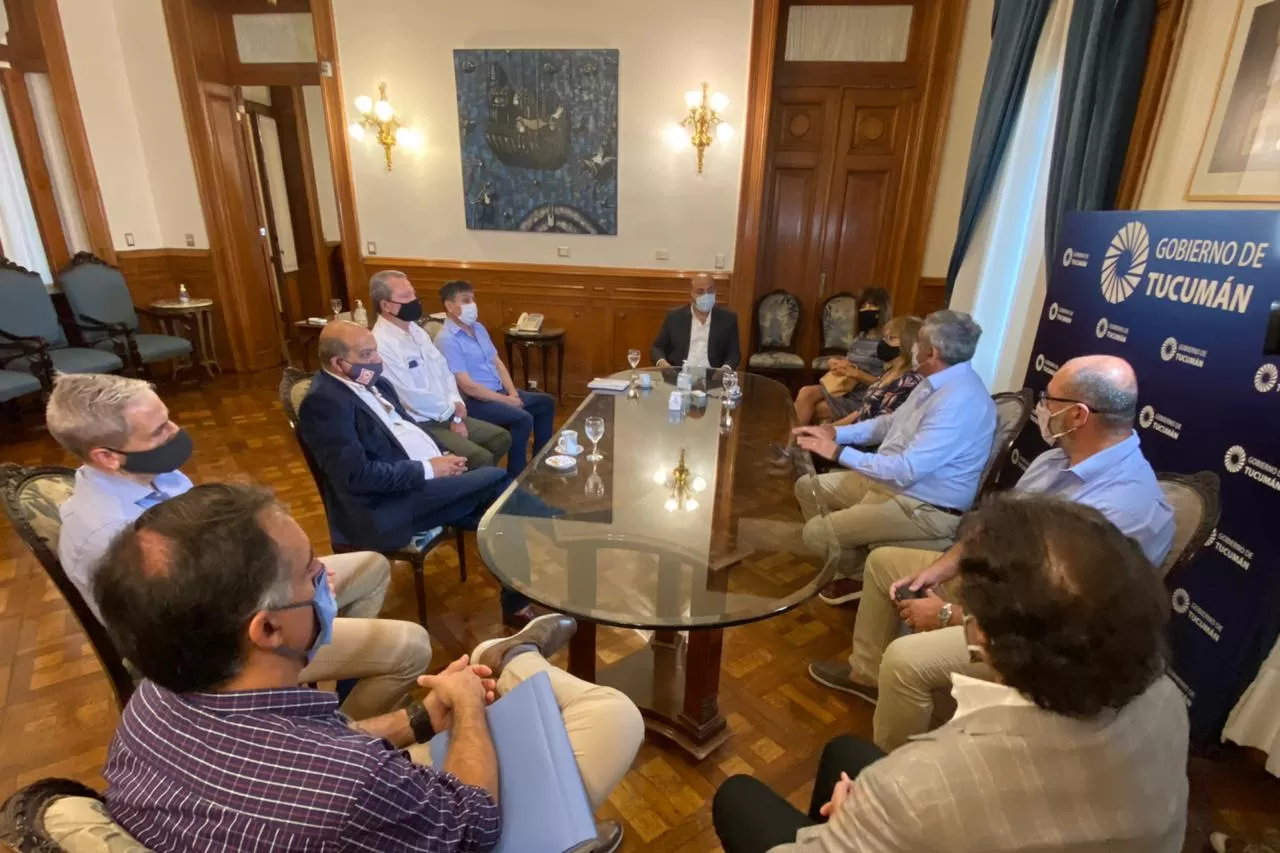 REUNIÓN. El gobernador Manzur convocó a su equipo de Obras Públicas para avanzar con los trabajos que aún están pendientes.