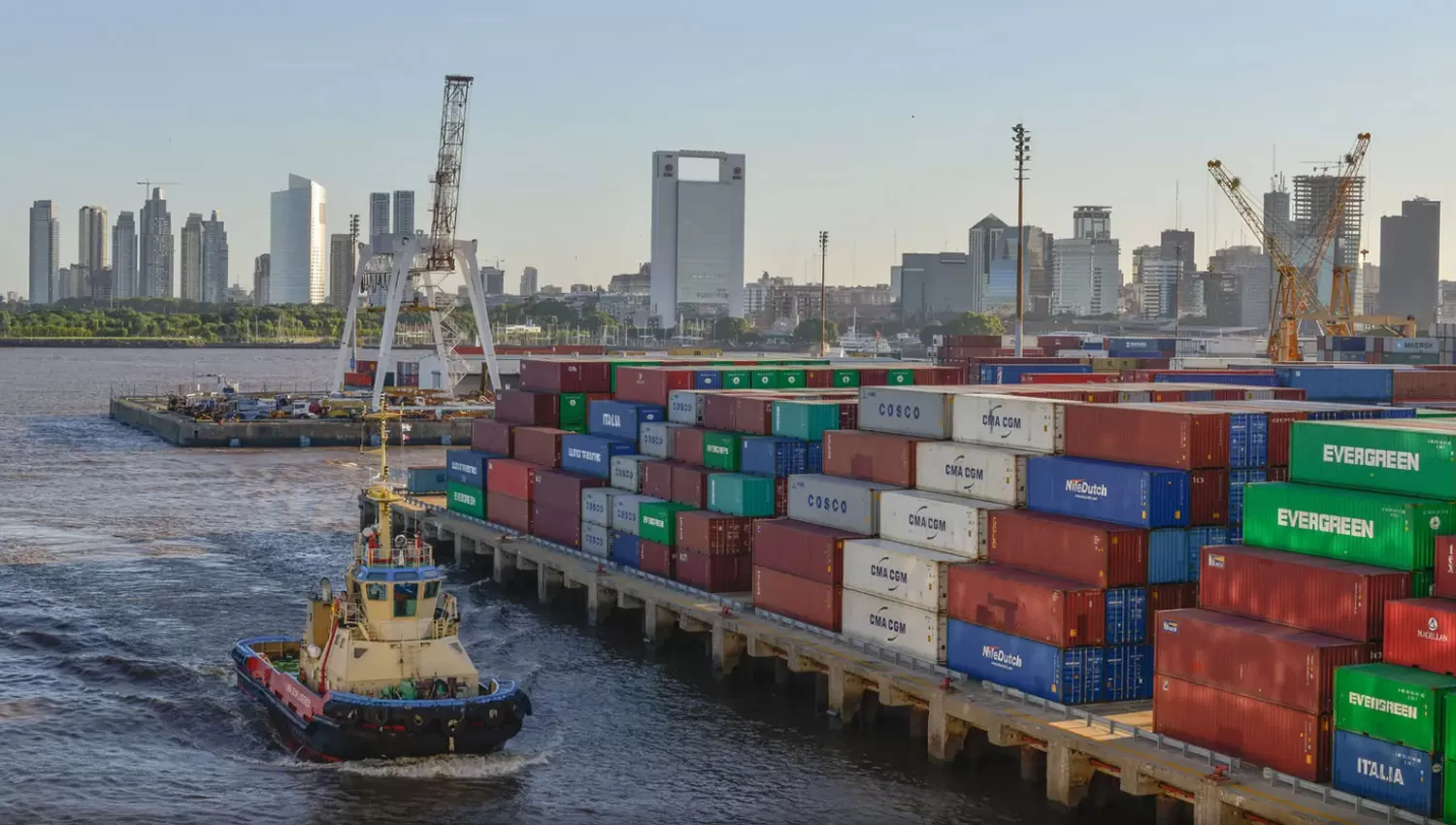 CONEXIÓN. El Puerto de Buenos Aires es uno de los puntos de salida de los productos argentinos al Mercosur y al mundo.