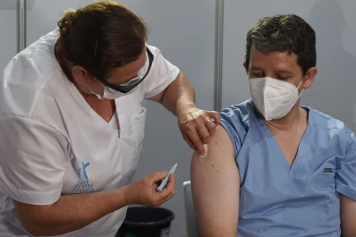 Argentina, entre los 10 países con más vacunados contra la covid-19 por millón de habitantes