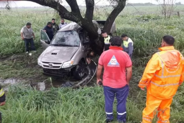 Video: así rescataron un hombre que chocó contra un árbol en Ruta 9