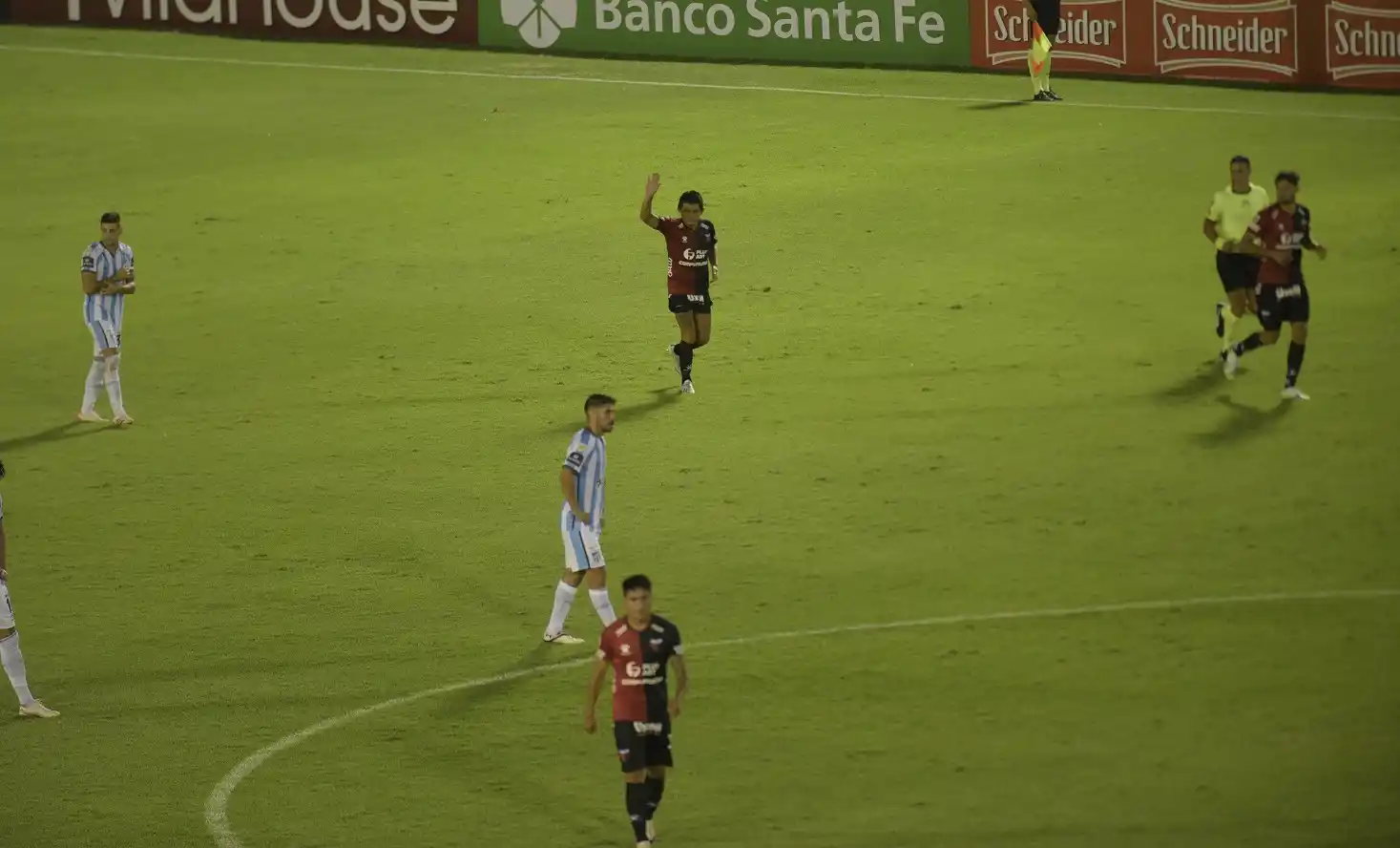 EL PULGA PIDE DISCULPAS POR EL GOL. FOTO LA GACETA