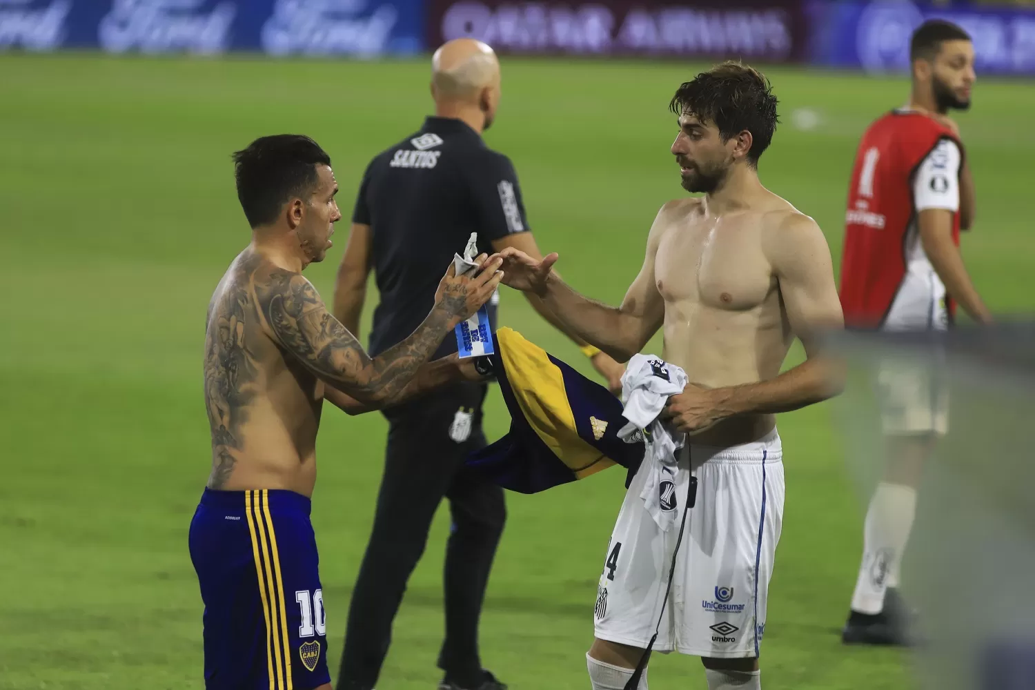 RECONOCIMIENTO. Luan Perez le pidió la camiseta a Tevez cuando finalizó el partido. TÉLAM 