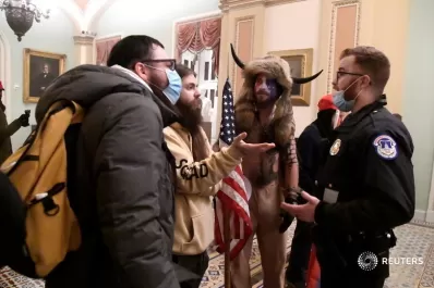 Estados Unidos se hunde en una transición de gobierno violenta