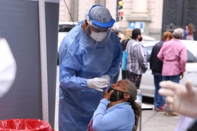 Infectólogos advierten que hay un duro rebrote porque se relajaron los cuidados