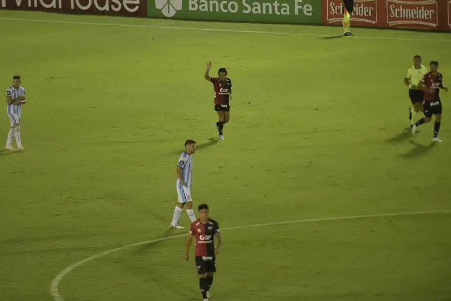 EL PULGA PIDE DISCULPAS POR EL GOL. FOTO LA GACETA