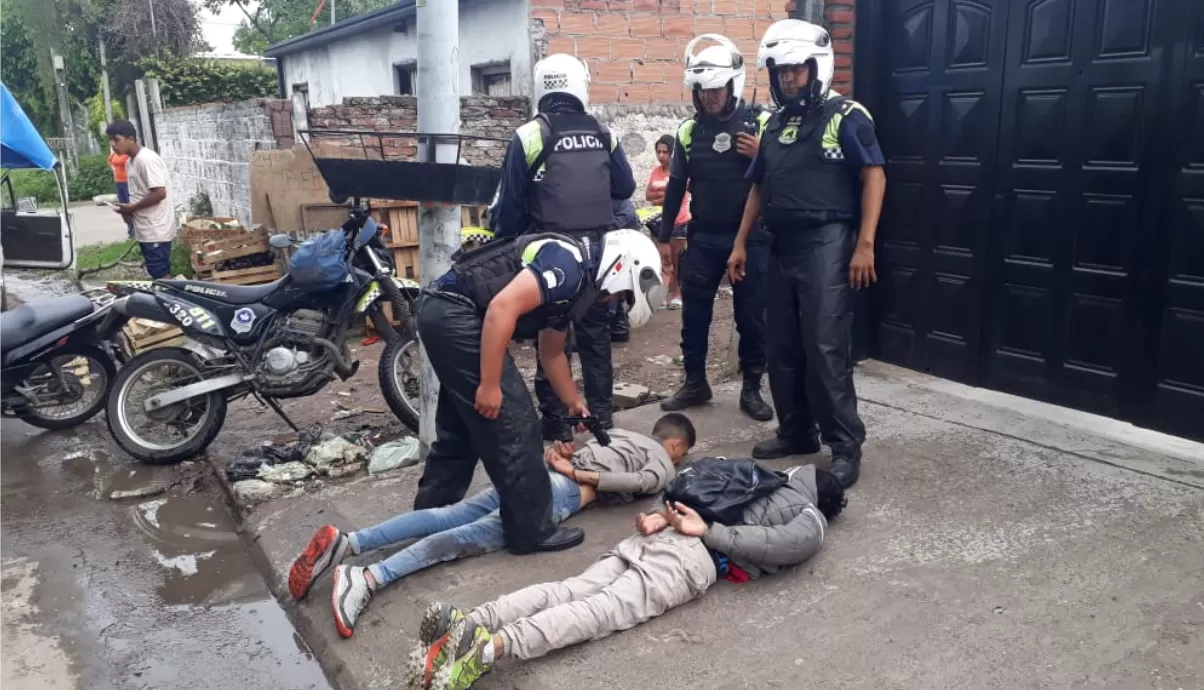 Detuvieron a dos ladrones de una moto, en Villa Luján