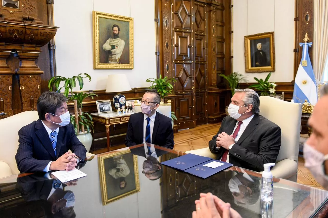 El presidente junto al jefe de Gabinete, Santiago Cafiero; el canciller, Felipe Solá; y el embajador argentino en Japón, Guillermo Hunt,