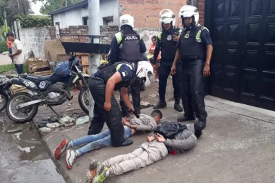 Detuvieron a dos ladrones de una moto, en Villa Luján