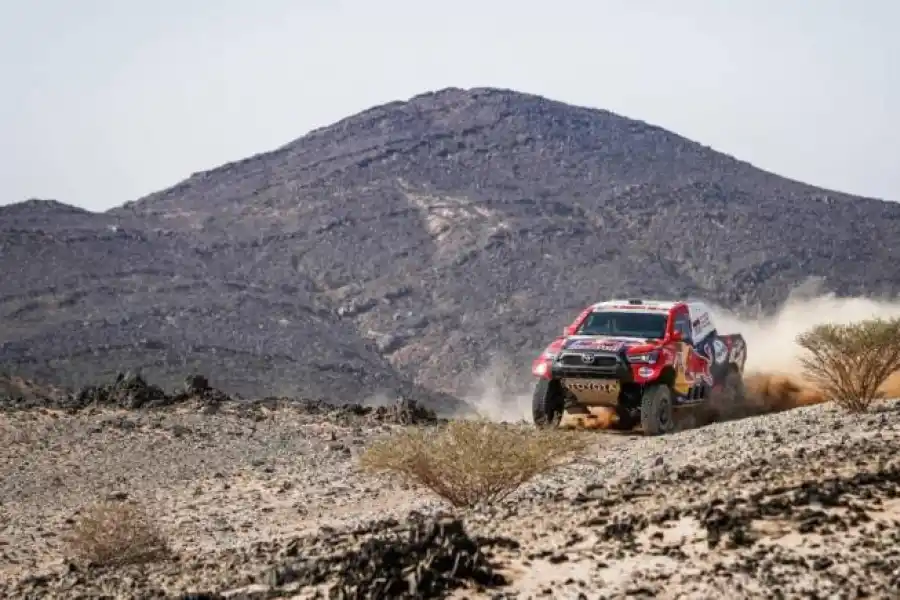 TODO SUMA. Al Attiyah volvió a ser el más rápido del día, pero no pudo acercarse más que 11 segundo al sólido Peterhansel, que todavía le lleva cuatro minutos de ventaja.