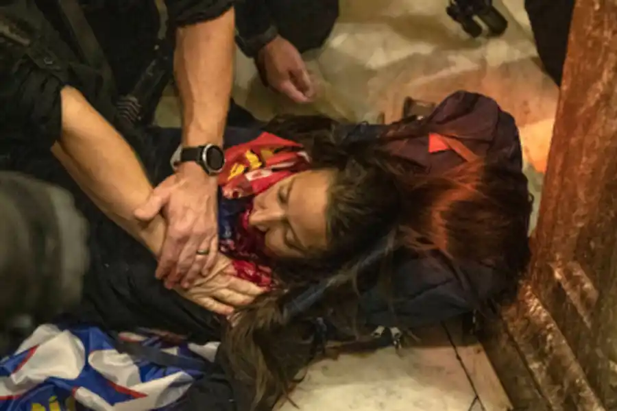 HERIDA.  Ashli Babbitt recibió un disparo en el pecho cuando ingresó al Capitolio. 