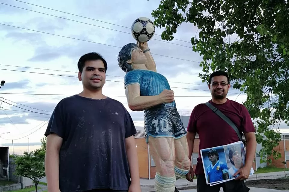 Maradona, junto a sus hacedores. Foto MUNICIPALIDAD DE FAMAILLÁ.
