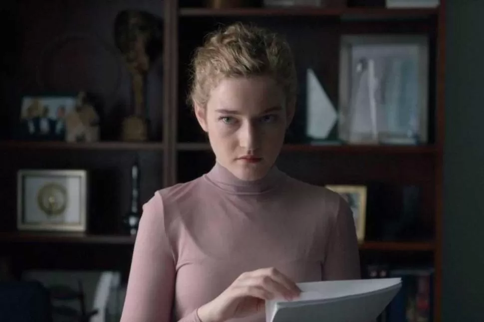 “LA ASISTENTE”. Julia Garner interpreta a una secretaria que se ve envuelta en un ambiente de abusos. 