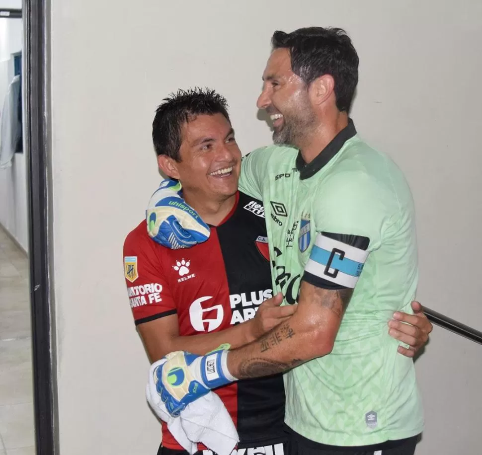 AMIGOS. Lucchetti y “Pulguita” se abrazan luego del partido del martes.