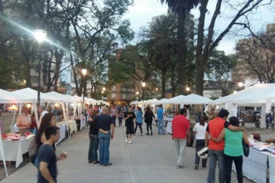 Ferias municipales: comidas en plaza Alberdi y artesanos en el parque Avellaneda