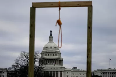 Murió un policía herido en los choques con seguidores de Trump en el Congreso