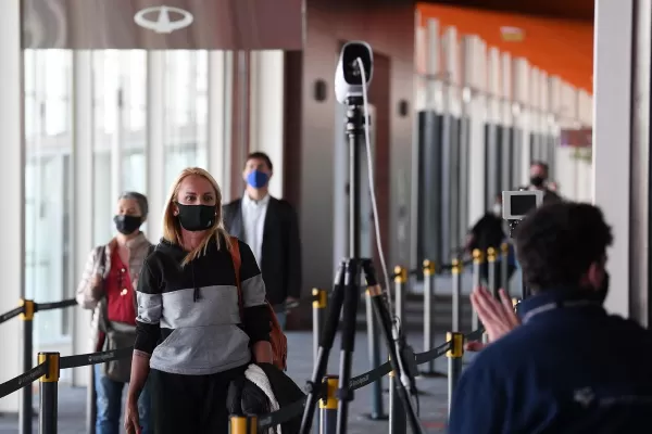 Mantienen suspensión de vuelos a Gran Bretaña y se pide a mayores de 60 postergar viajes