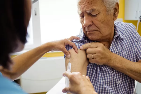 PAMI pide que se restrinjan las visitas en residencias de larga estadía para favorecer la vacunación