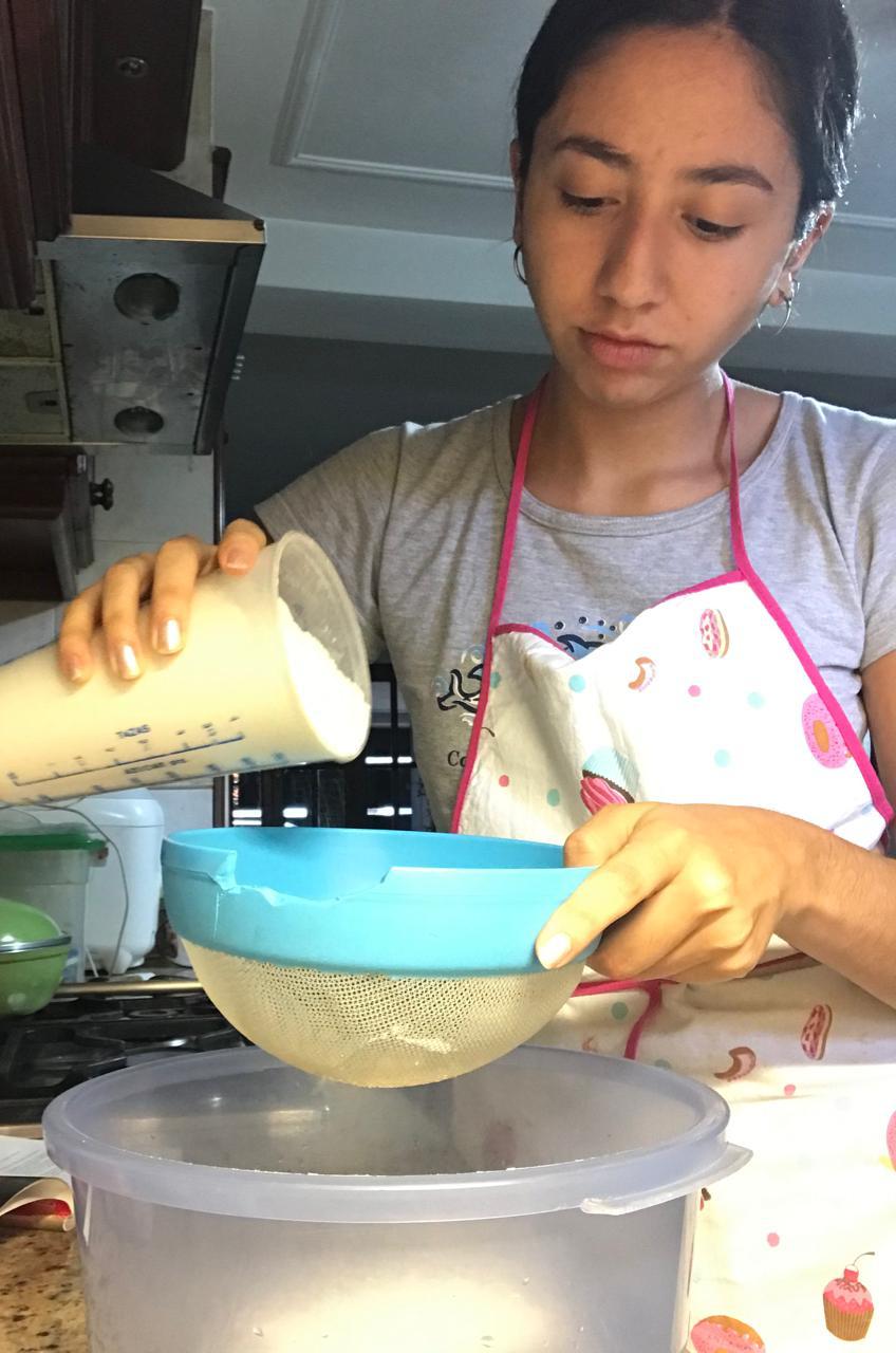 EN PLENA TAREA. Sofía Lencina prepara su clásico pan.