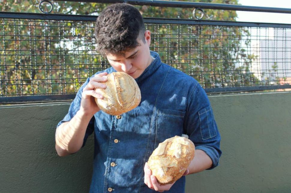 EMPEZÓ COMO UN HOBBY. Lautaro del Monte se especializa en elaborar pan casero. 