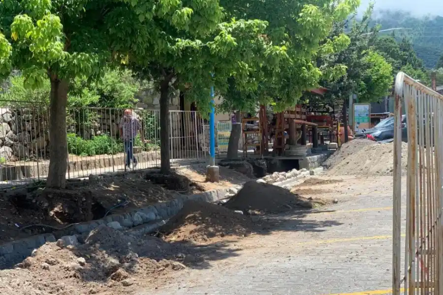 ESCOMBROS. Todavía no se puede transitar por este sector de la avenida.