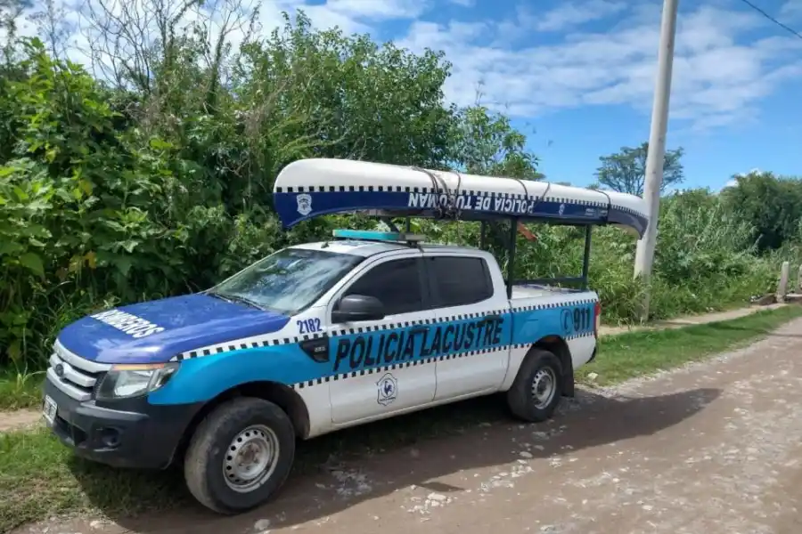 KAYAC. La Policía Lacustre se sumó a la búsqueda en La Reducción.