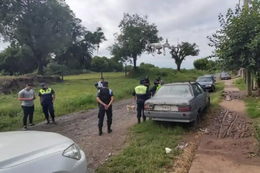 “CAMINO VIEJO”. Con la utilización de drones, los efectivos intentan localizar a Julia Ríos, quien solía transitar por ese tramo alternativo a la ruta.