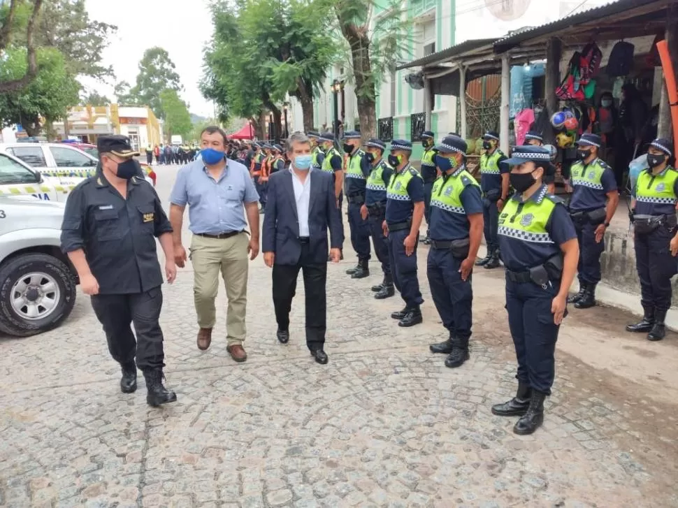 SAN PEDRO DE COLALAO. Autoridades del área de Seguridad recorren la zona frente a policías. 