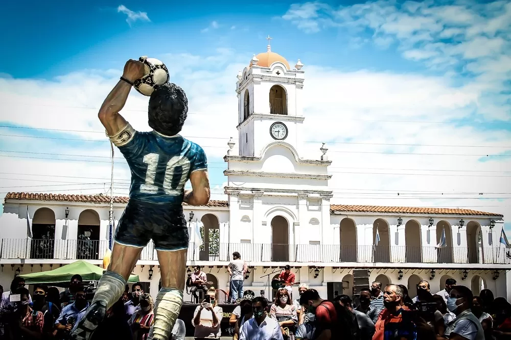 UNA POSTAL BIEN ARGENTINA. La imagen de Maradona fue ubicada frente a la réplica del Cabildo, que hasta ahora era la principal atracción del Parque Temático Histórico ubicado sobre la ruta 301.  