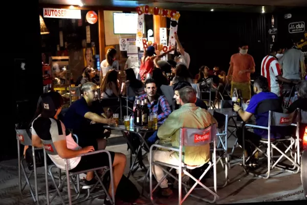 Desde esta noche, bares y restaurantes de San Miguel de Tucumán pueden abrir hasta las 2