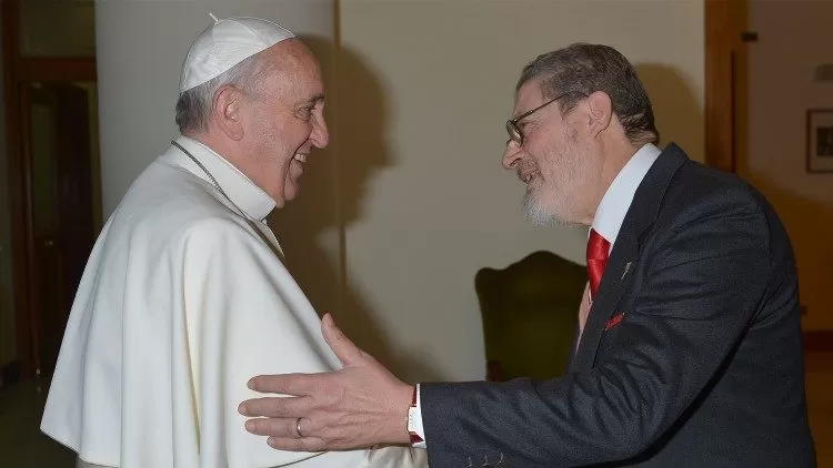 El Papa Francisco y su médico Fabrizio Soccorsi. FOTO TOMADA DE/vaticannews.va