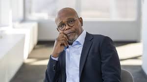  DEATH TO 2020. Retrospectiva cómica de los creadores de Black Mirror, con Samuel Jackson, Lisa Kudrow y Hugh Grant, entre otros.