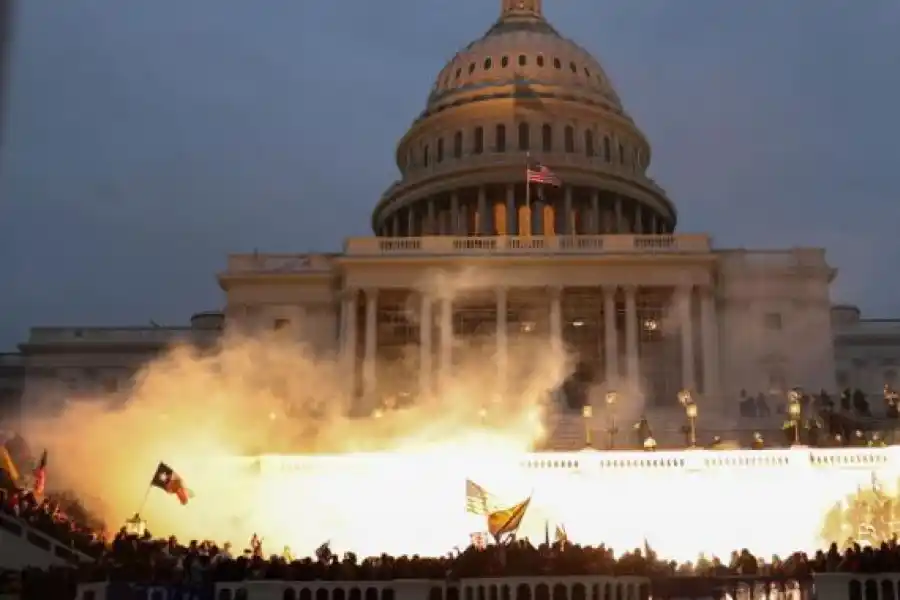 Detienen al fanático de Trump que lideró la toma del Capitolio