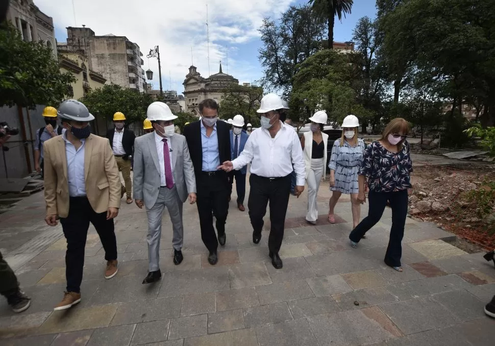 CAMINANDO POR LA PLAZA INDEPENDENCIA. Katopodis, sin casco, camina con el intendente y el gobernador. LA GACETA / FOTO DE OSVALDO RIPOLL