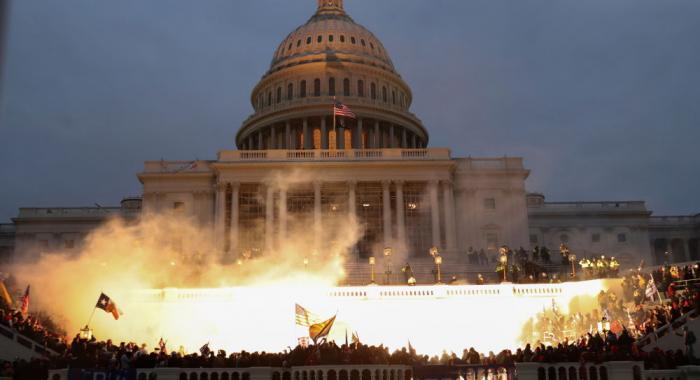 Detienen al fanático de Trump que lideró la toma del Capitolio