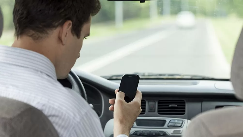 Se cuadruplicó el número de conductores que manejan mientras usan celular